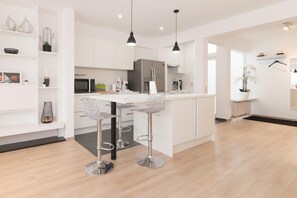 Fridge, microwave, oven, stovetop - Apartment in Ostend near the Beach (OSTEND)