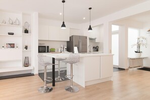 Fridge, microwave, oven, stovetop - Apartment in Ostend near the Beach (OSTEND)