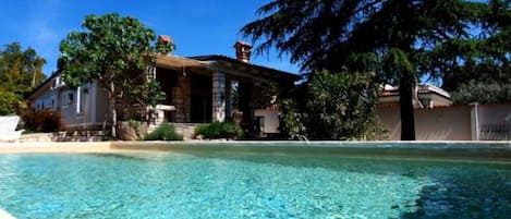 Talo (Two Bedroom Holiday Home with Pool) | Ulkouima-allas | Kauden mukainen ulkouima-allas