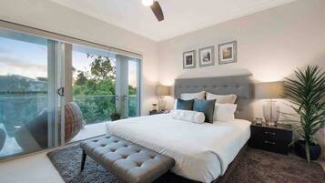 4 bedrooms, in-room safe, desk, iron/ironing board