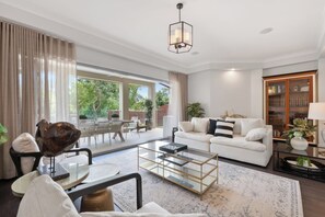 TV connectée, cheminée, livres, médiathèque