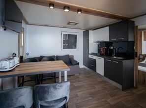 Ferienhaus (Two Bedroom Mobile Home with HotTub) | Eigene Küche