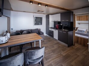 Nhà (Two Bedroom Mobile Home with HotTub) | Bếp riêng | Tủ lạnh
