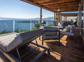 Nhà (Two Bedroom Mobile Home with HotTub) | Ban công