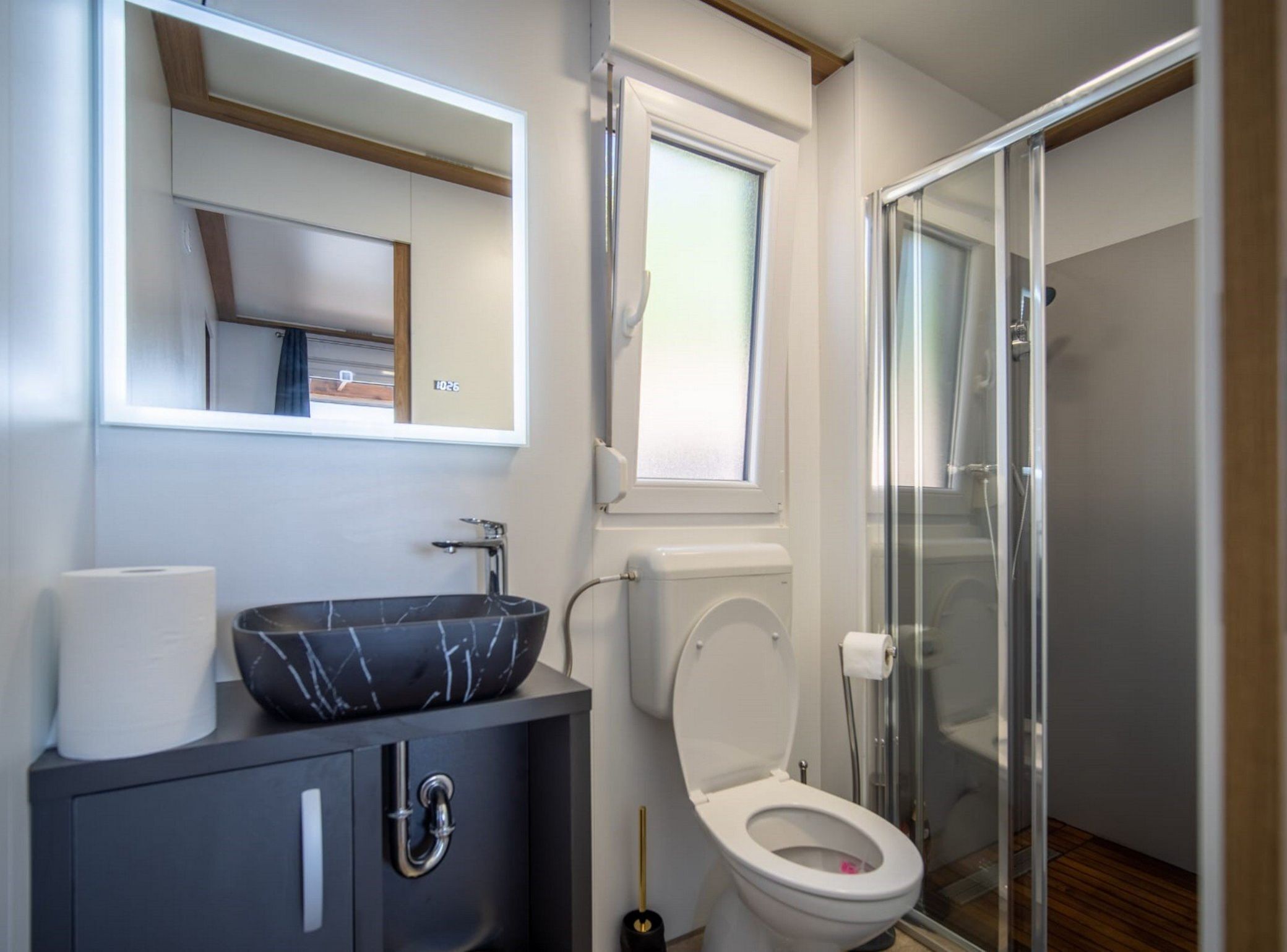 Ferienhaus (Two Bedroom Mobile Home with HotTub) | Badezimmer