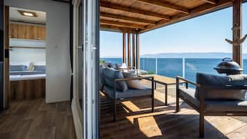 Casa (Two Bedroom Mobile Home with HotTub) | Balcón