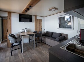 Maison (Two Bedroom Mobile Home with HotTub) | Cuisine privée | Réfrigérateur