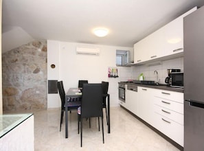 Casa (Holiday House) | Cocina privada | Refrigerador y utensilios de cocina 