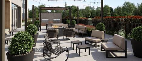 Un patio al aire libre con asientos, una parrilla y luces colgantes.