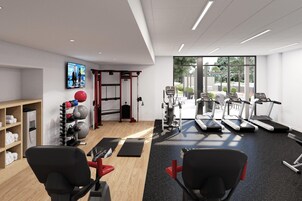 Uma academia moderna com esteiras, bolas de exercício e máquinas de peso.