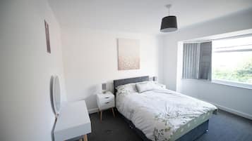 3 bedrooms, iron/ironing board, WiFi, bed sheets