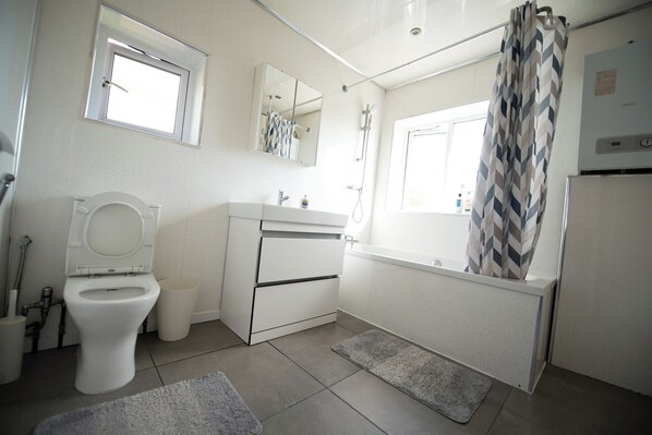 Bidet, toallas, jabón, papel de baño