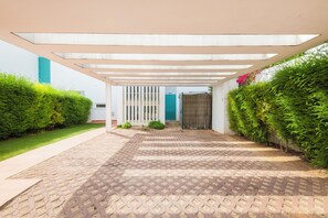 Front of property - Sunny 5BR Villa at Prainha Club (Portimão)