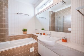 Bathroom - Sunny 5BR Villa at Prainha Club (Portimão)