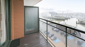 A balcony with a view of a marina and cityscape. - Apartment in Blankenberge Near Marina (Blankenberge)