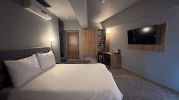 Superior Room, 1 Queen Bed, Terrace | Premium bedding, minibar, in-room safe, desk