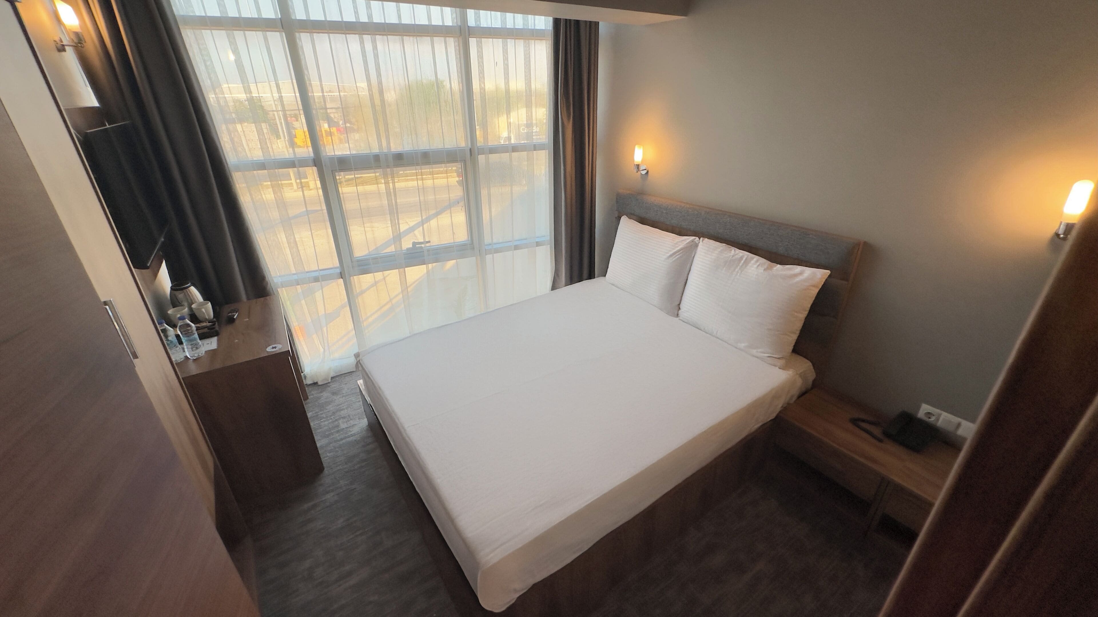 Classic Room, 1 Queen Bed | Premium bedding, minibar, in-room safe, desk