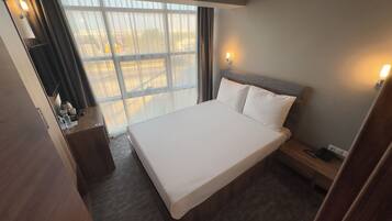 Classic Room, 1 Queen Bed | Premium bedding, minibar, in-room safe, desk