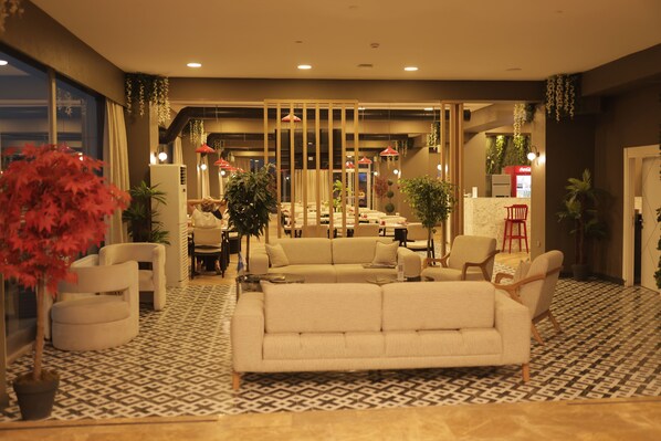 42-Zoll-Smart-TV mit Satellitenempfang