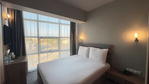 Habitación clásica, 1 cama Queen size | Ropa de cama de alta calidad y minibar 