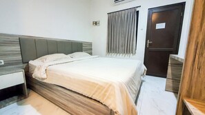Deluxe Double Room | Desk, free WiFi, bed sheets - La'rissa Residence by ARBA (Karawang)