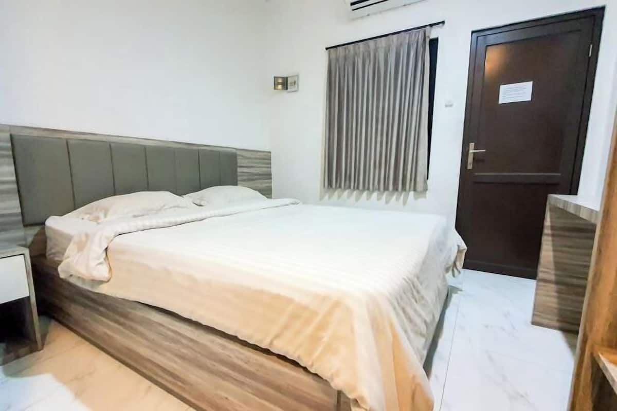 Desk, WiFi (free), bed sheets