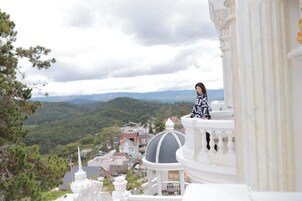 Suite Balcony (305, 405) | In-room safe, individually decorated, individually furnished, free WiFi