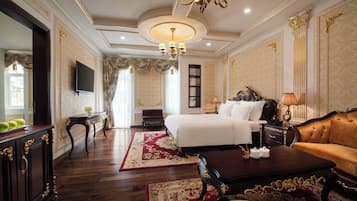 Suite Balcony (305, 405) | In-room safe, individually decorated, individually furnished, free WiFi