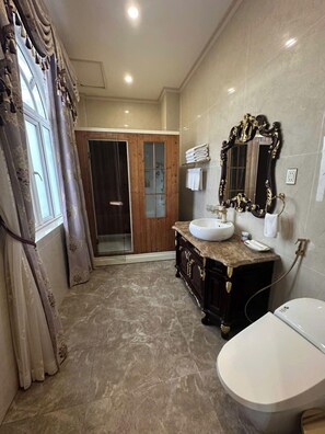 家庭客房 (Window; 102) | 浴室 | 吹風機、拖鞋、毛巾、肥皂