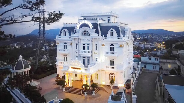 A large, ornate hotel with a grand entrance and multiple balconies. - Dream Boutique Hotel Da Lat (Xuan Huong - Da Lat)