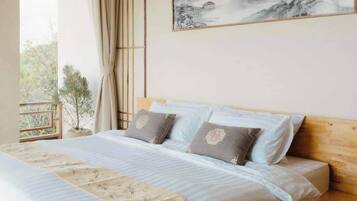 Family Room, Lanai, Mountain View | Soundproofing, free WiFi