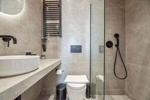 Dusche, Haartrockner, Bidet, Handtücher