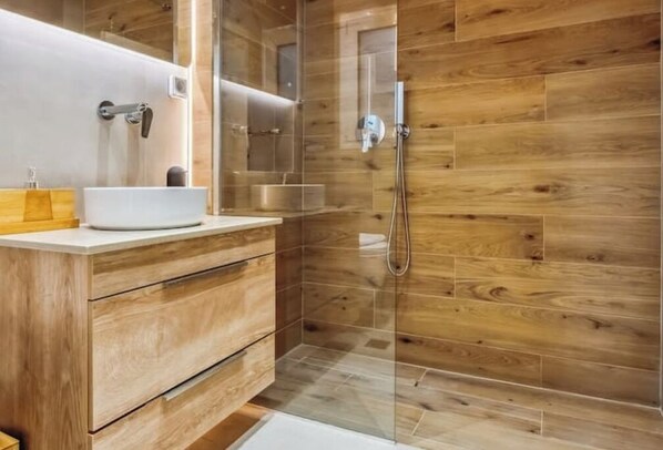 Dusche, Haartrockner, Bidet, Handtücher