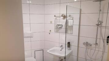 Haartrockner, Handtücher, Seife, Toilettenpapier