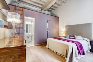 2 Schlafzimmer, Schreibtisch, Bügeleisen/Bügelbrett, Reisekinderbett