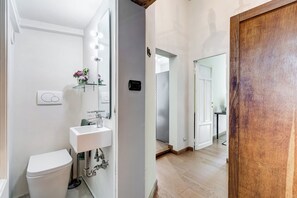 Bruser, hårtørrer, bidet, håndklæder