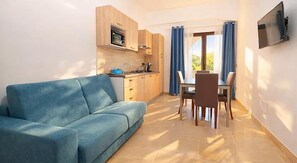 En 32-tommers Flatskjerm-TV med kabel-kanaler samt TV