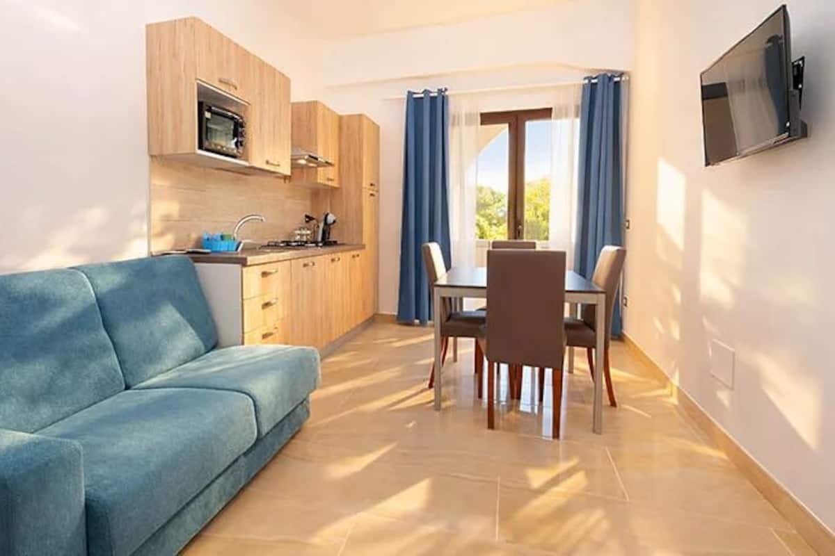 Full-sized fridge, microwave, oven, stovetop