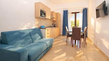 Full-sized fridge, microwave, oven, stovetop