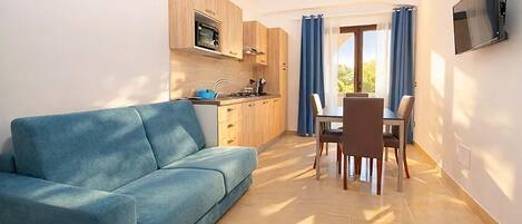 大型冷蔵庫、電子レンジ、オーブン、コンロ