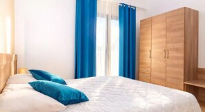 Blendingsgardiner, lydisolert, strykejern/-brett og barnesenger