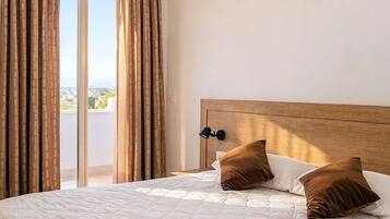 Langsir/tirai gelap terus, kalis bunyi, seterika/papan seterika