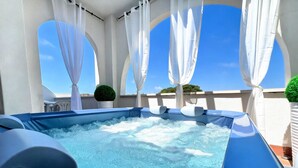 A hot tub with a clear view of the sky through white curtains. - Kalispera Residence  (Scalea)