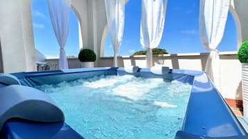 Grand réfrigérateur, micro-ondes, four, plaque de cuisson