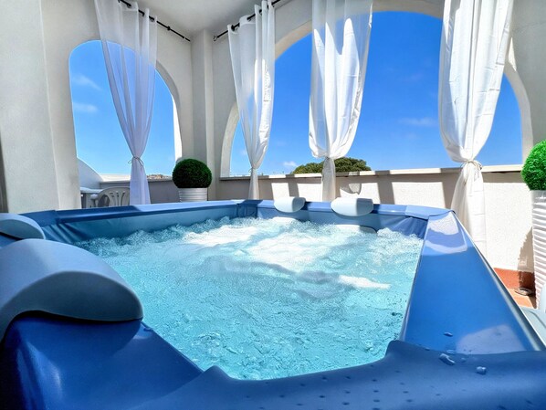 A hot tub with a clear view of the sky through white curtains. - Kalispera Residence  (Scalea)
