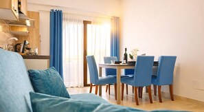 En 32-tommers Flatskjerm-TV med kabel-kanaler samt TV