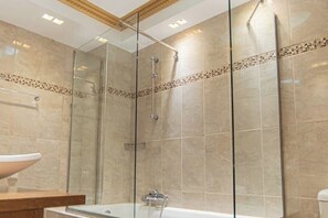 Dusche, Haartrockner, Handtücher, Seife