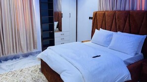 Ein Schlafzimmer mit einem Bett, einem Kleiderschrank und einem Spiegel.
