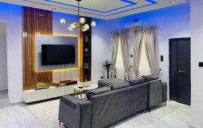 Economy-Apartment, Balkon, Stadtblick | Wohnbereich | Flachbildfernseher