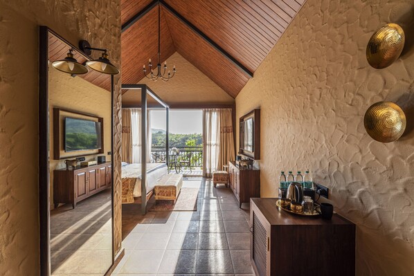 A spacious room with a wooden ceiling, a large bed, a TV, and a balcony with a view. - Canary Islands Resort & Spa (Paud)